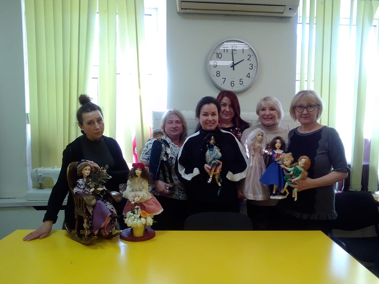 Студентка из Советска делает исторические куклы из глины и дерева